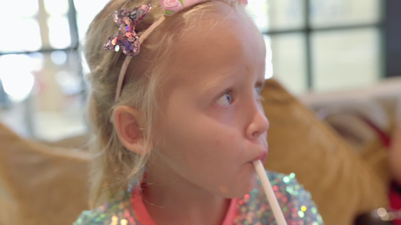 모든 아이들은 밀크 이크를 좋아해요.