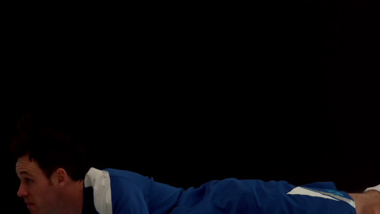 jugador de fútbol encabezando el balón