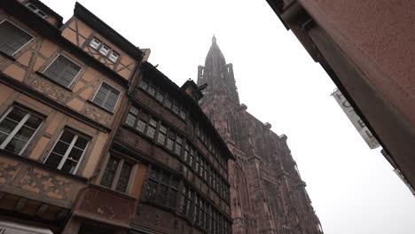 Blick-Auf-Die-Straßburger-Kathedrale-Vor-Bewölktem-Himmel-Im-Hintergrund,-Eine-Spirituelle-Und-Architektonische-Pilgerreise,-Die-Einen-Unauslöschlichen-Eindruck-In-Den-Herzen-Derjenigen-Hinterlässt,-Die-Das-Glück-Haben,-Ihre-Pracht-Zu-Erleben