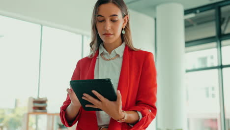 Tableta,-Negocios-Y-Serio-Con-Una-Mujer-En-La-Oficina