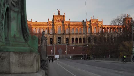 Helles-Licht-Des-Sonnenuntergangs-Am-Maximilianeum-München-Am-Abend