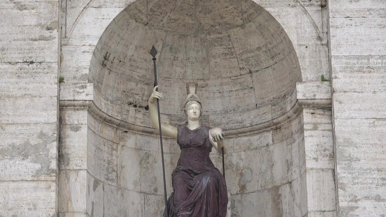 Statua di Minerva in una nicchia di pietra sul Campidoglio a Roma