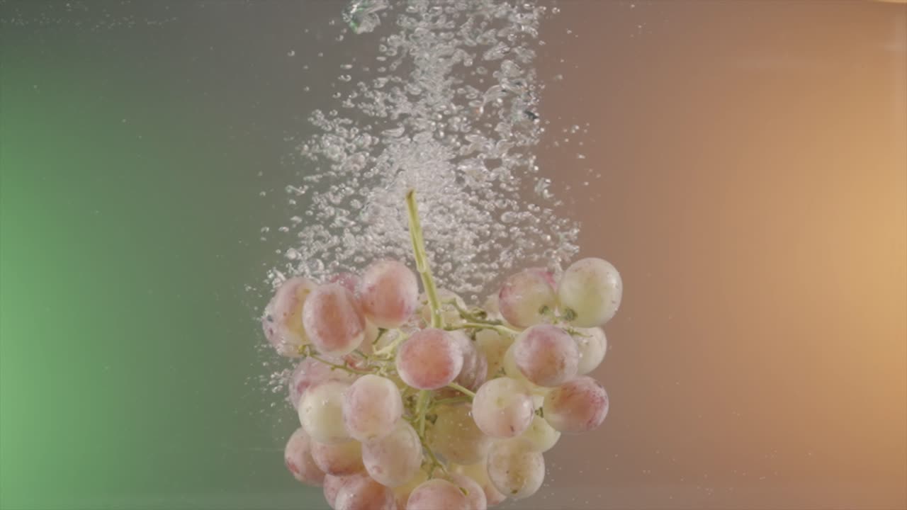 물 에 어지는 포도
