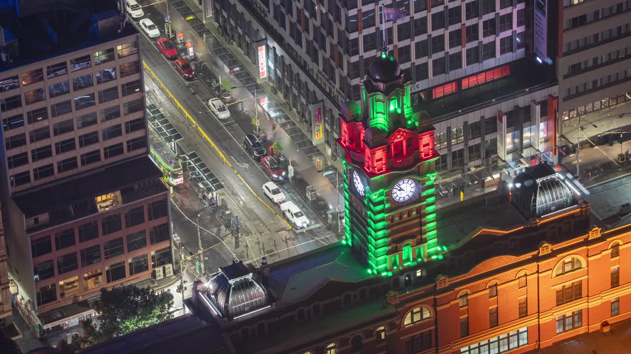 유레카 타워 확대/축소에서 크리스마스 촬영 중 플린더스 스트리트 기차역 엘리자베스 스트리트 입구, 멜버른, 빅토리아, 호주