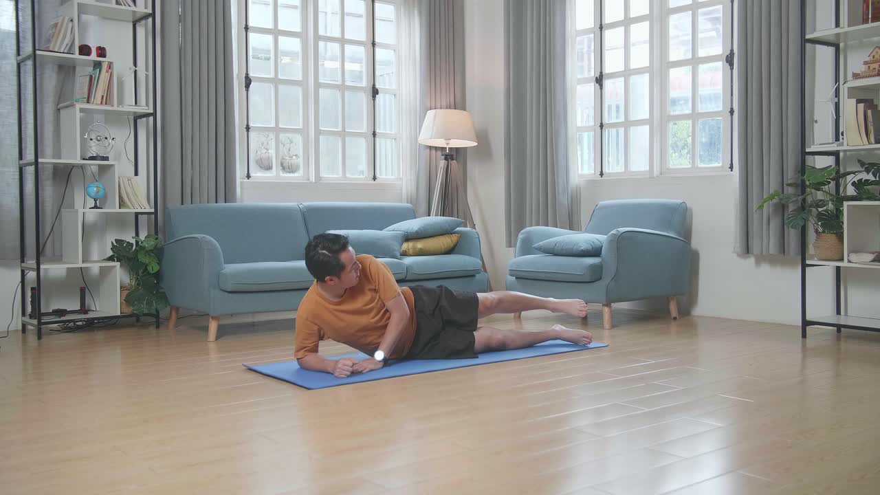 집에서 플랜크 운동을 하는 남자