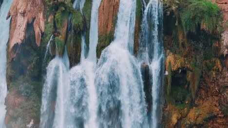majestuosa cascada que cae en cascada por las rocas