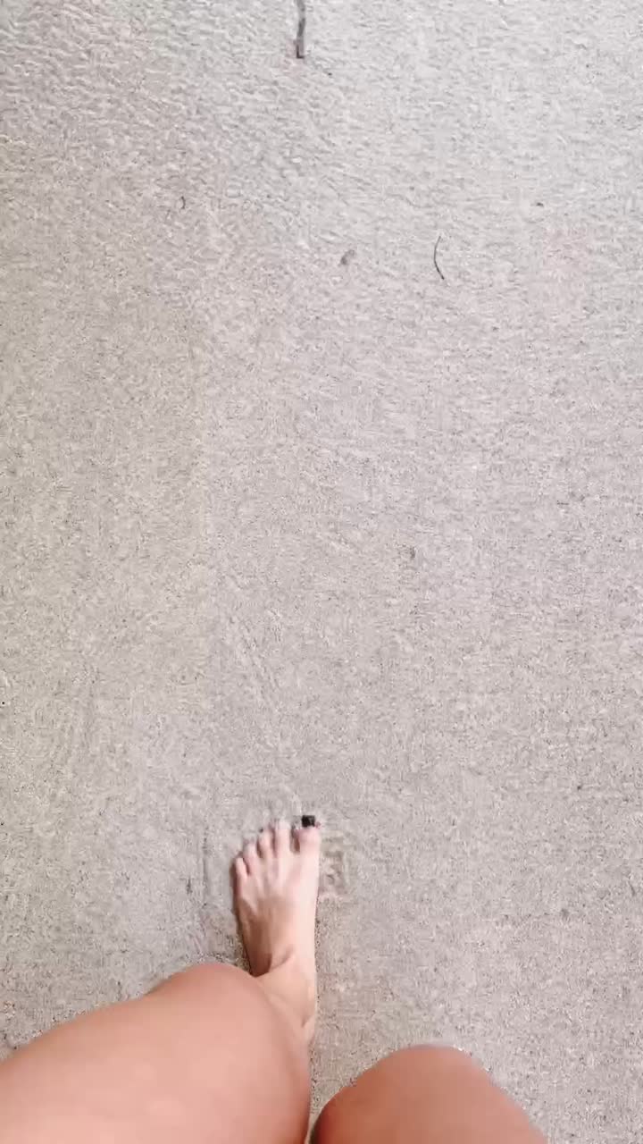 persona caminando en la playa