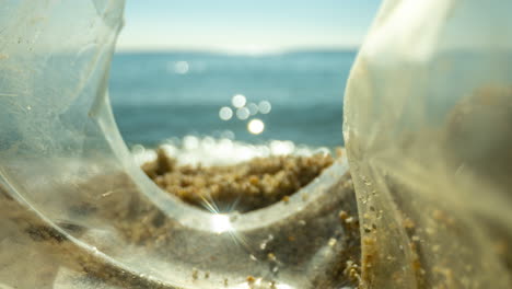 una playa soleada con basura