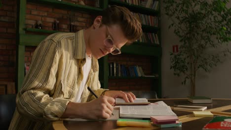 joven estudiando en una biblioteca