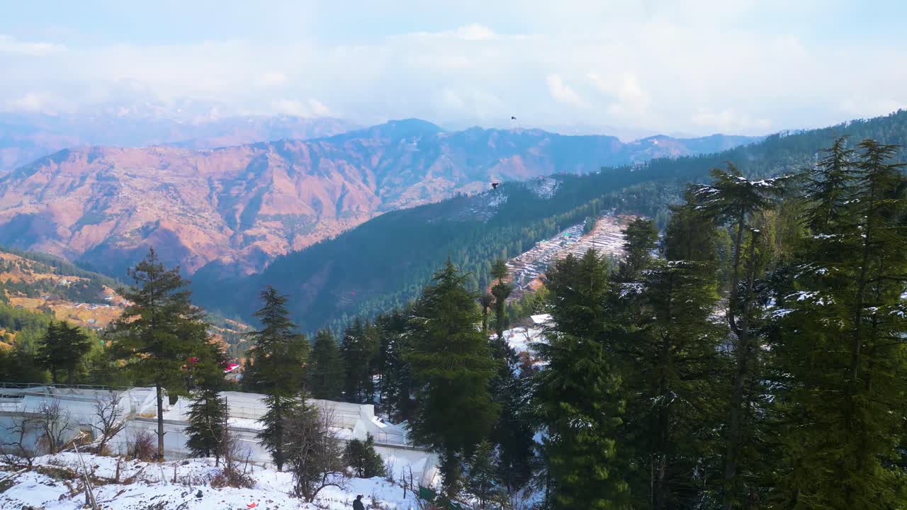 Widok z lotu ptaka po opadach śniegu w Kufri Shimla.