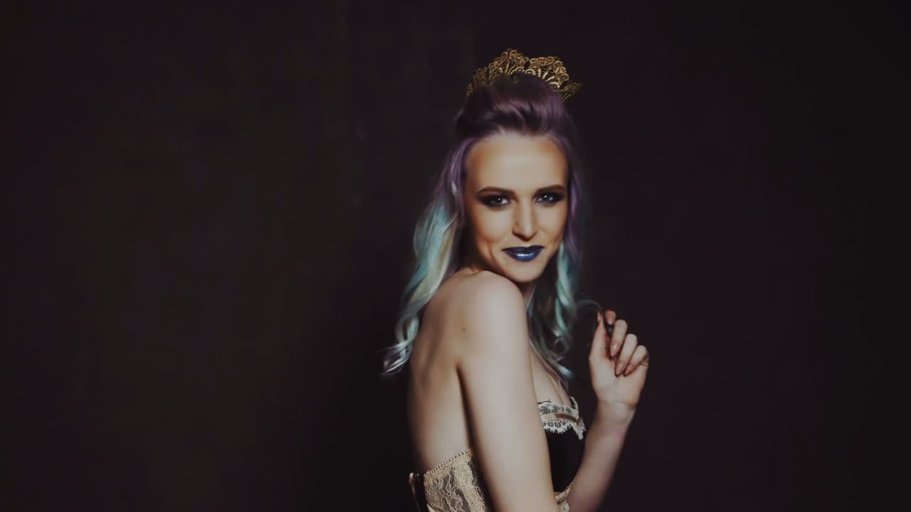 Ritratto di una bella ragazza con capelli tinti. Modella di bellezza con capelli tinti colorati. Capelli lunghi e colorati.