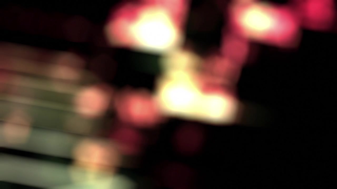 Luci bokeh astratte in movimento su sfondo scuro
