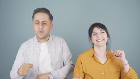 una pareja de bailarines.