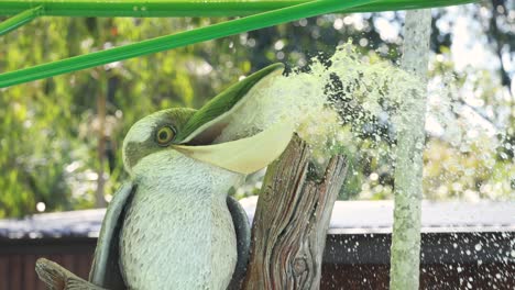 estatua de kookaburra con efecto de pulverización de agua