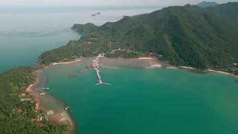 Vista-Aérea-Escénica-Con-Hermoso-Paisaje-De-La-Isla-De-Koh-Chang-En-El-Pueblo-Pesquero-De-Bang-Bao-Con-Muelle-Sobre-Aguas-Turquesas