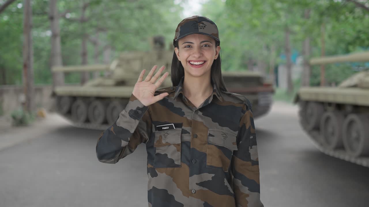 mujer india feliz oficial del ejército saludando
