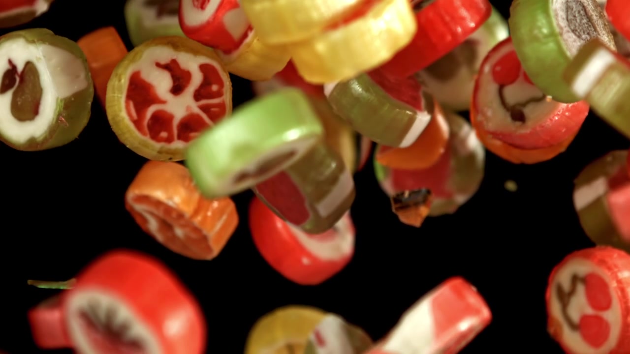 Doces de Frutas Coloridos Caindo em Super Câmera Lenta