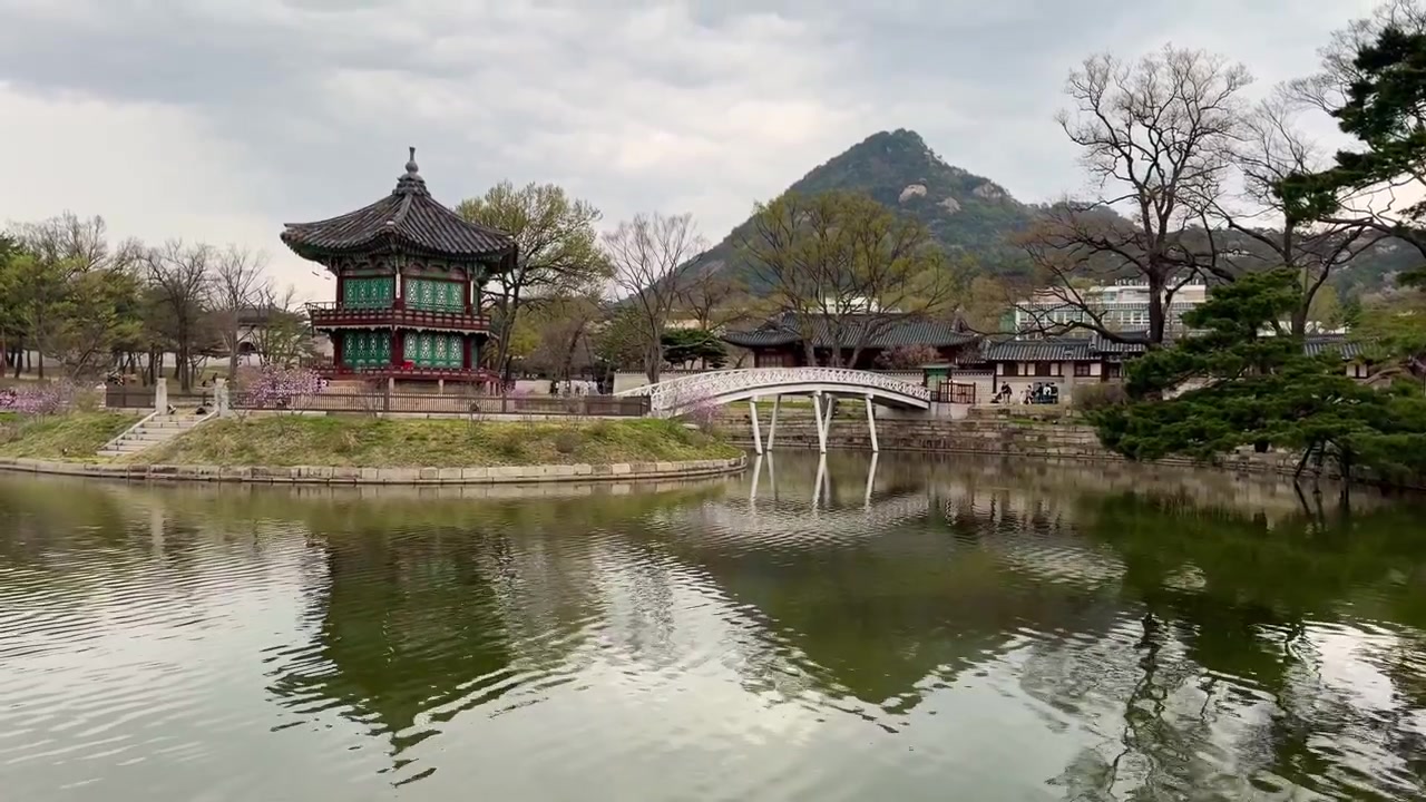 Il Padiglione Hyangwonjeong è un padiglione ottagonale situato su uno stagno di fiori di loto, collegato da un sottile ponte ad arco, che mostra l'architettura reale riflessa nell'acqua circostante.