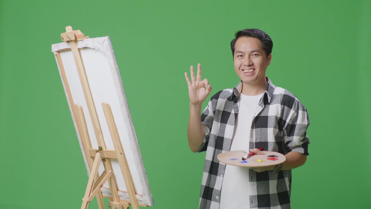 팔레트 와 캔버스 를 들고 있는 예술가