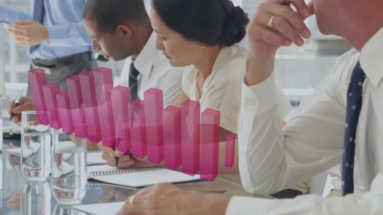 animación de gráfico de barra rosa sobre hombre multirracial dando presentación sobre la pizarra a los compañeros de trabajo