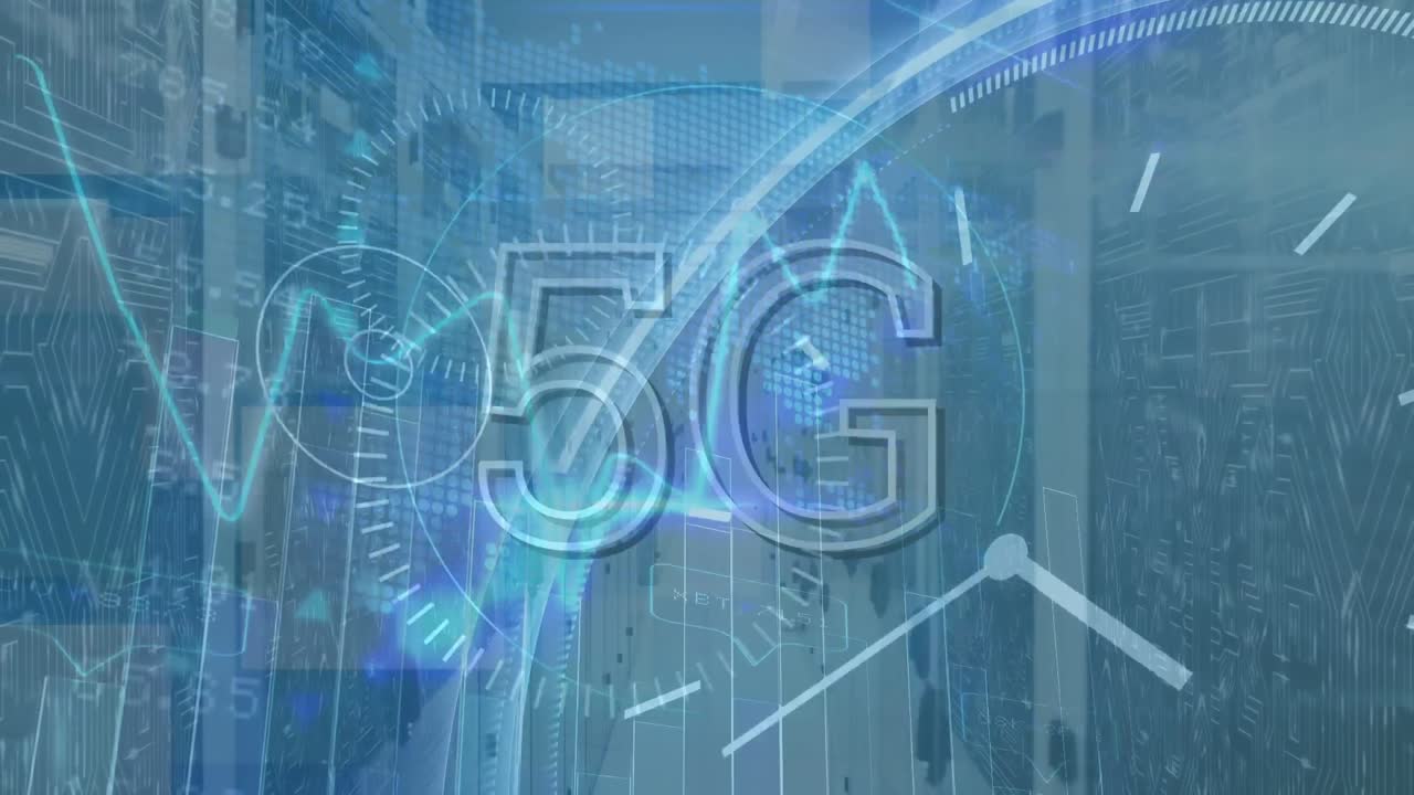 animazione dell'elaborazione dei dati con testo 5g e clock over server room.