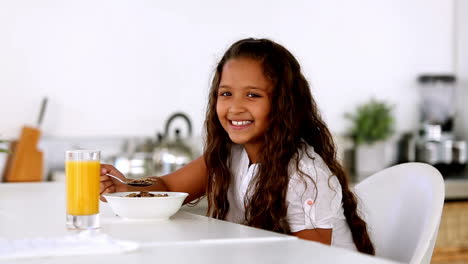 Niña-Sonriendo-A-La-Cámara-En-El-Desayuno