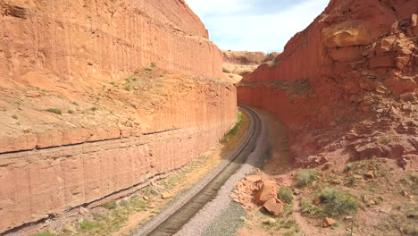 Flug-über-Bahnschienen,-Die-Durch-Eine-Wüstenschlucht-In-Moab,-Utah,-Führen