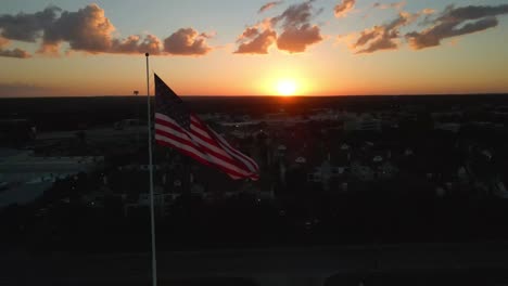 Imágenes-De-Drones-De-La-Bandera-Americana-Al-Atardecer