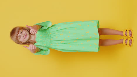 niño preadolescente feliz niña niño mirando con aprobación a la cámara mostrando los pulgares hacia arriba, como un signo positivo