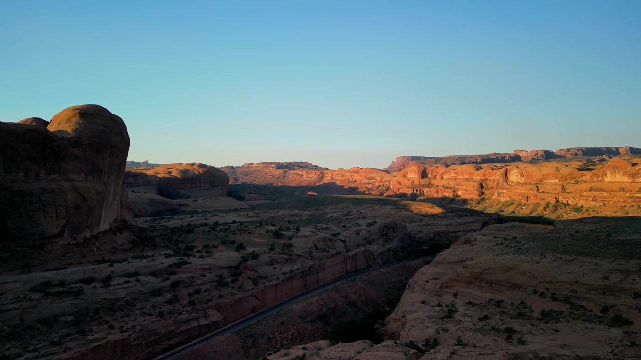 Filmato drone 4K che sorvola Moab, Utah, con l'iconico Arco Corona e il tortuoso fiume Colorado, catturando drammatici canyon di roccia rossa, paesaggi desertici e la bellezza panoramica del Sud-ovest