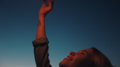 Retrato-De-Mujer-Bengala-Celebrando-La-Víspera-De-Año-Nuevo-En-La-Playa-Al-Atardecer-Adolescente-Disfrutando-De-La-Celebración-Del-Día-De-La-Independencia-El-4-De-Julio