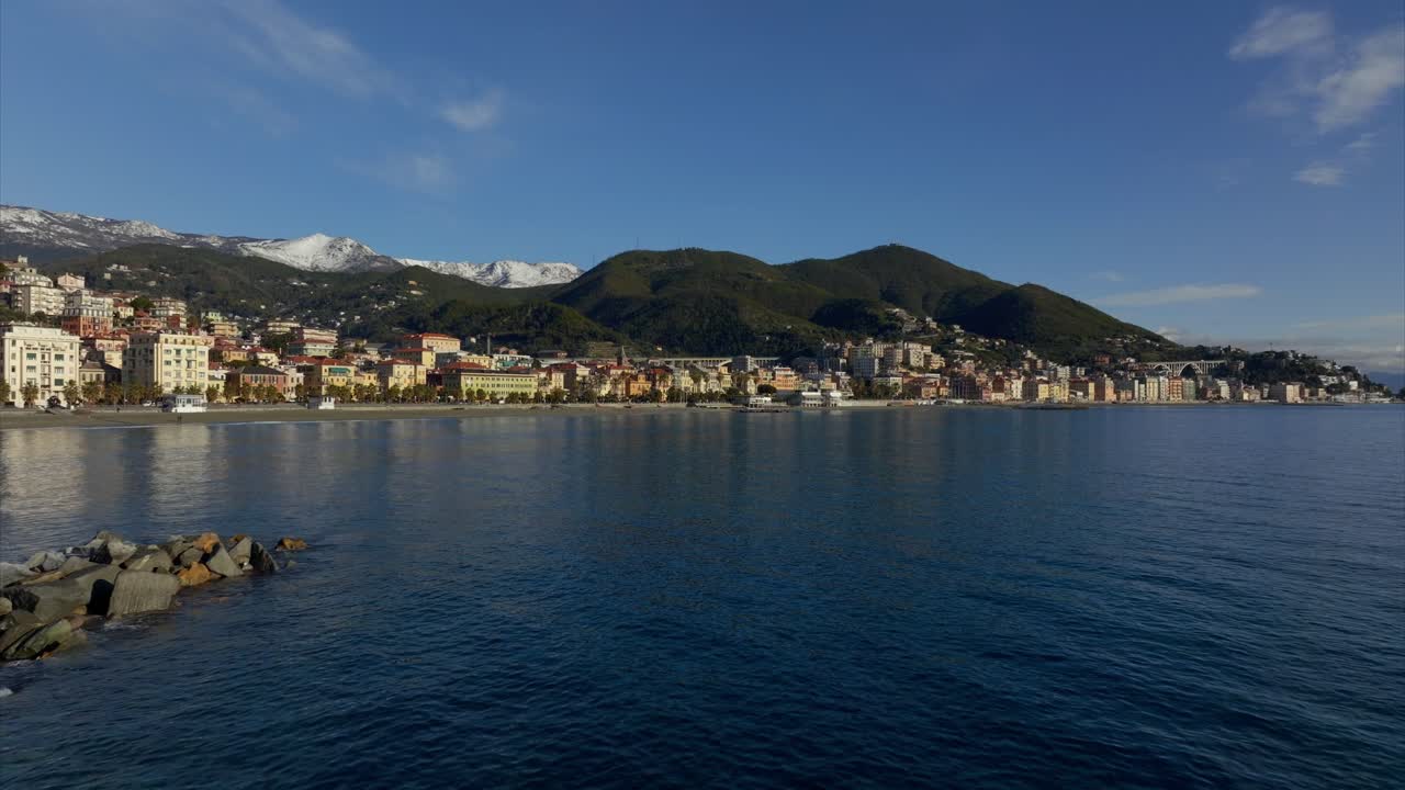 Veduta aerea panoramica dell'incantevole cittadina costiera di Varazze in Italia