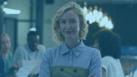 mujer de negocios segura de pie con los brazos cruzados, procesamiento de datos animación sobre la oficina