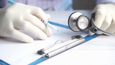 médico escribiendo notas médicas