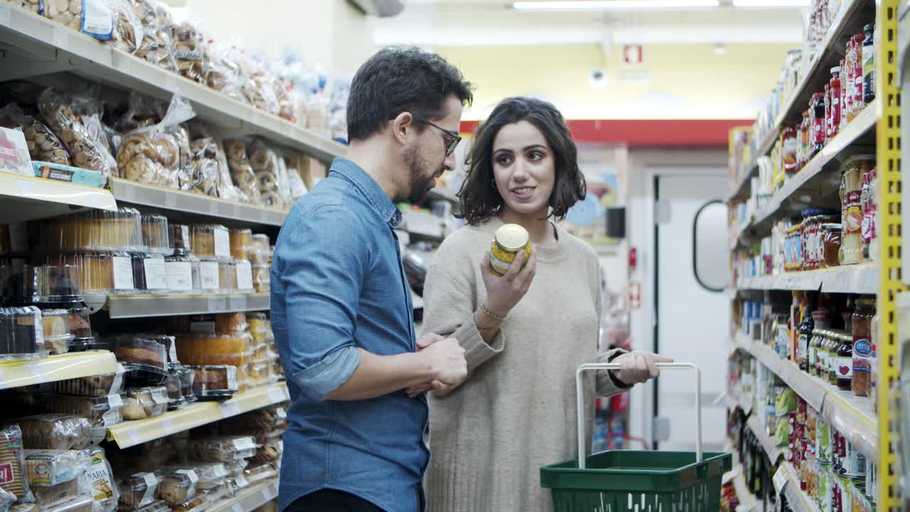 pareja eligiendo productos alimenticios en el supermercado