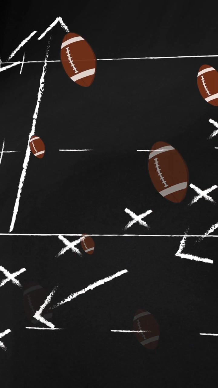 Animazione di palloni da football americano su un piano di gioco tattico su lavagna.