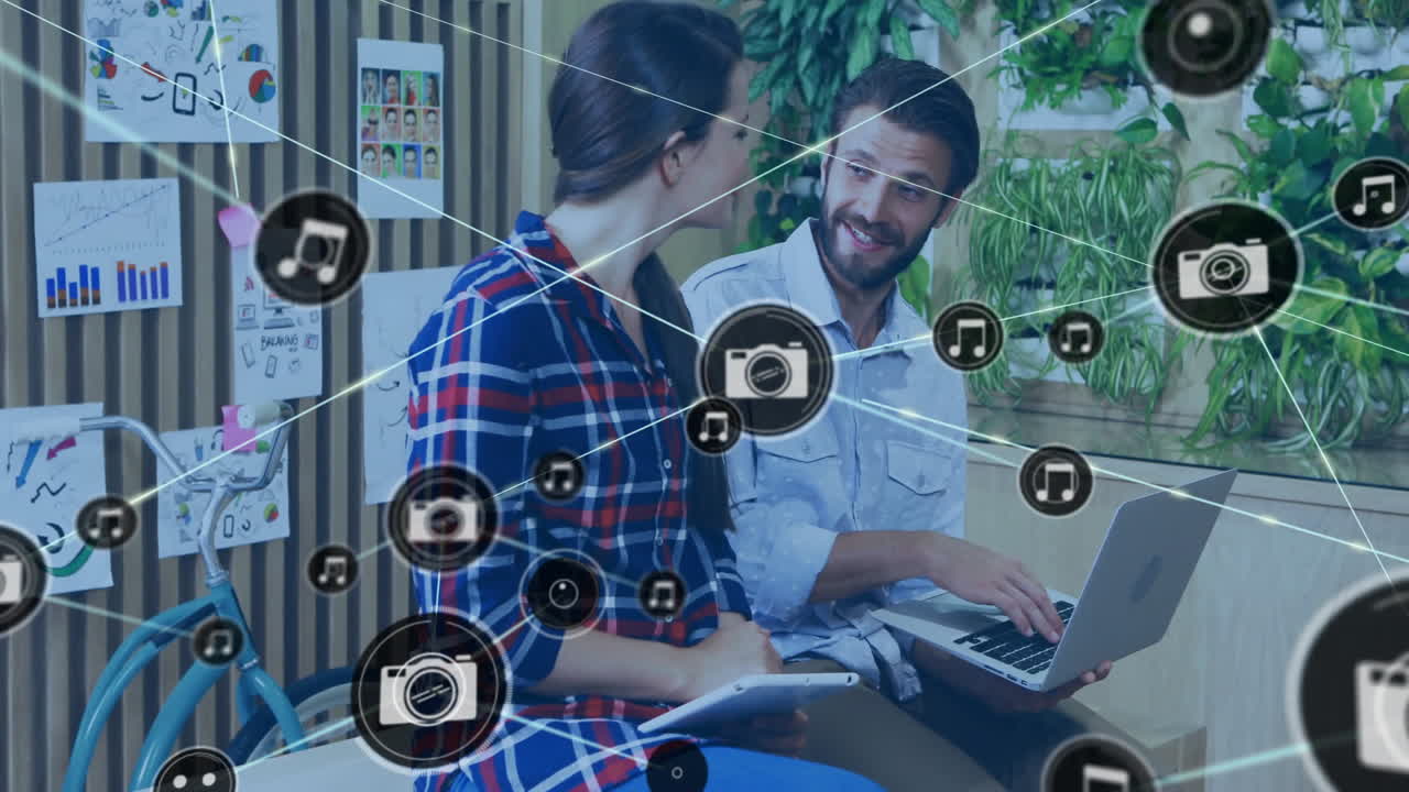 animación de una red de conexiones entre diversos colegas que discuten el trabajo en la oficina