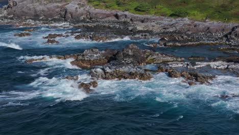 Flug-über-Wellen,-Die-An-Einer-Felsigen-Klippe-Vor-Der-Nordküste-Von-Maui,-Hawaii-Brechen