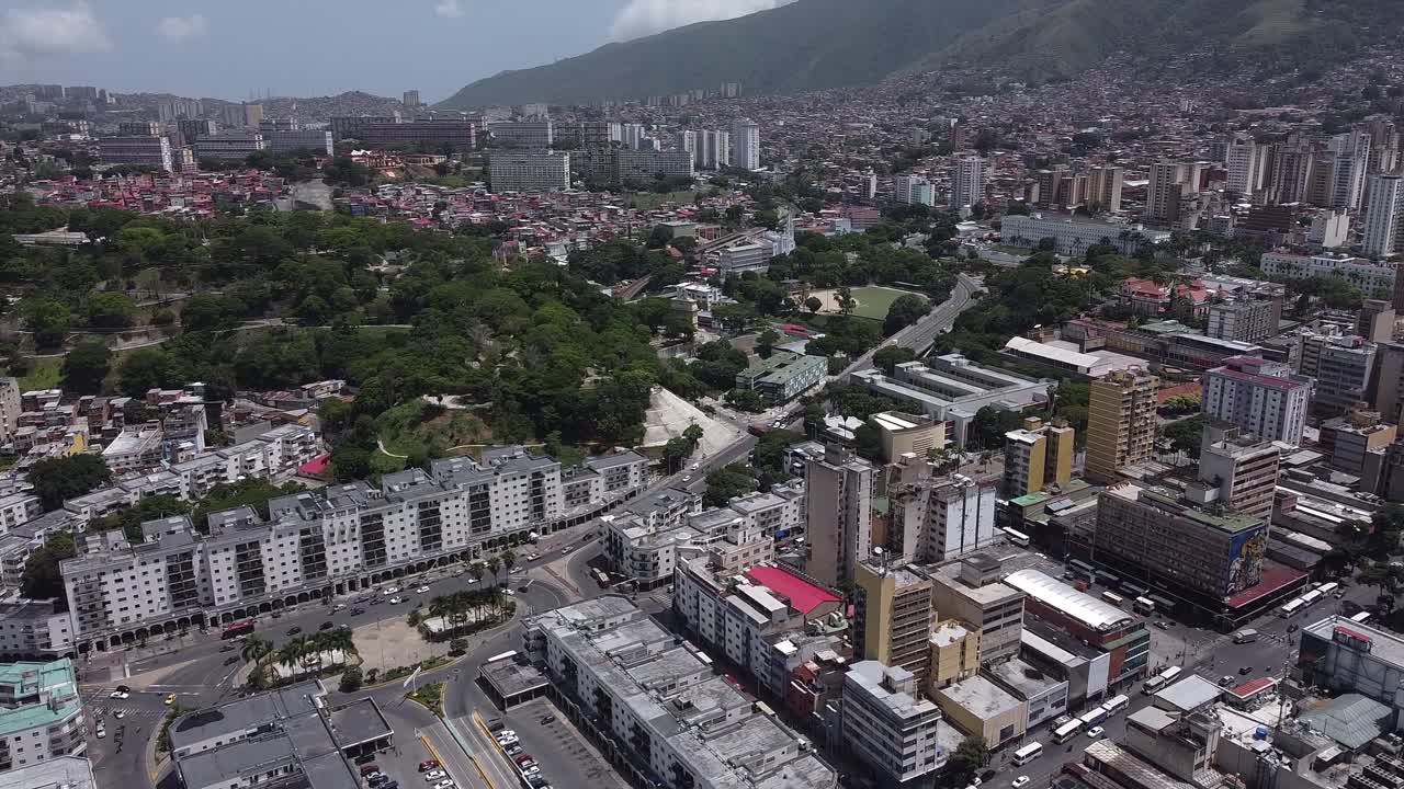 Veduta aerea diurna della capitale del Venezuela, Caracas, e dei quartieri centrali di El Calvario e Plaza O'leary