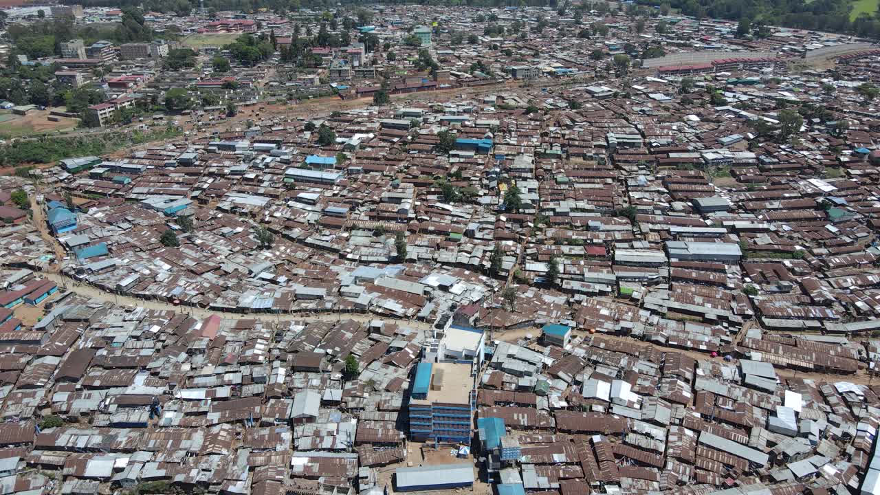 vista de drones de asentamientos informales de barrios marginales poblados y abarrotados de chabolas en kibera, kenia