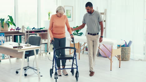 Hombre,-Fisioterapia-Y-Paciente-En-El-Cuidado-De-Ancianos.