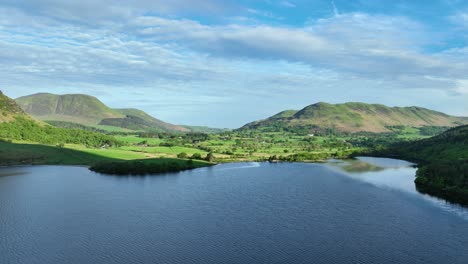 Vista-Aérea-Sobre-El-Agua-De-Crummock,-Cumbria,-Inglaterra,-Reino-Unido