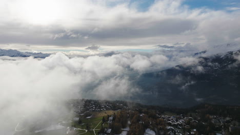 Toma-Aérea-En-Suiza-Sobre-La-Ciudad-De-Crans-Montana,-Valais