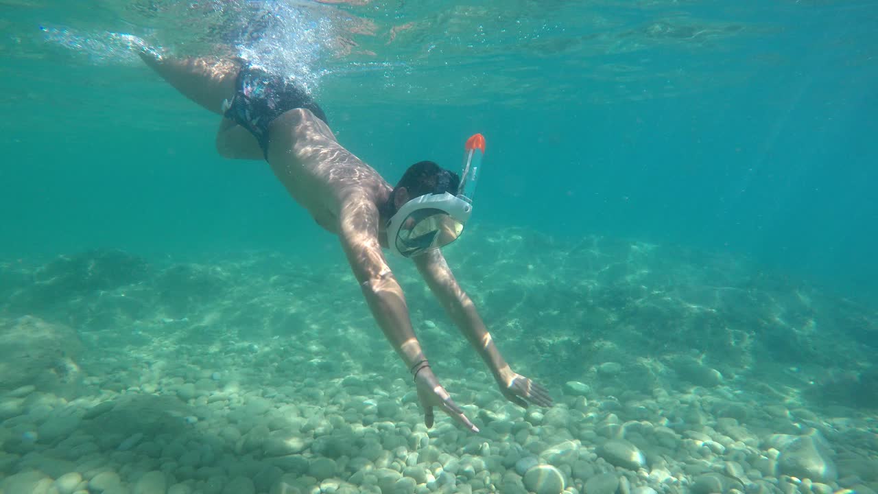 젊은 남자 스노클러 마스크 스노클링