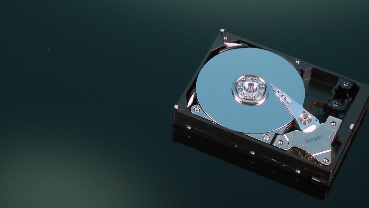 se muestra una imagen de acercamiento de un disco duro para una computadora