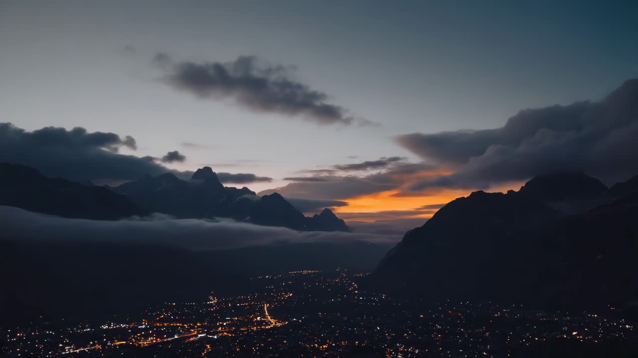 Vista nocturna de montañas y luces de la ciudad