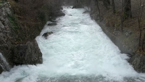 poderosa corriente de agua espumosa blanca bajo la lluvia, inclinada hacia arriba