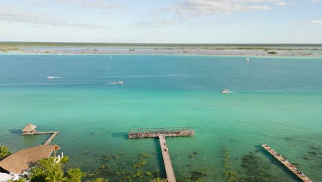 Lago-Laguna-De-Siete-Colores-En-Mexico-Metraje-Aereo-De-Bacalar