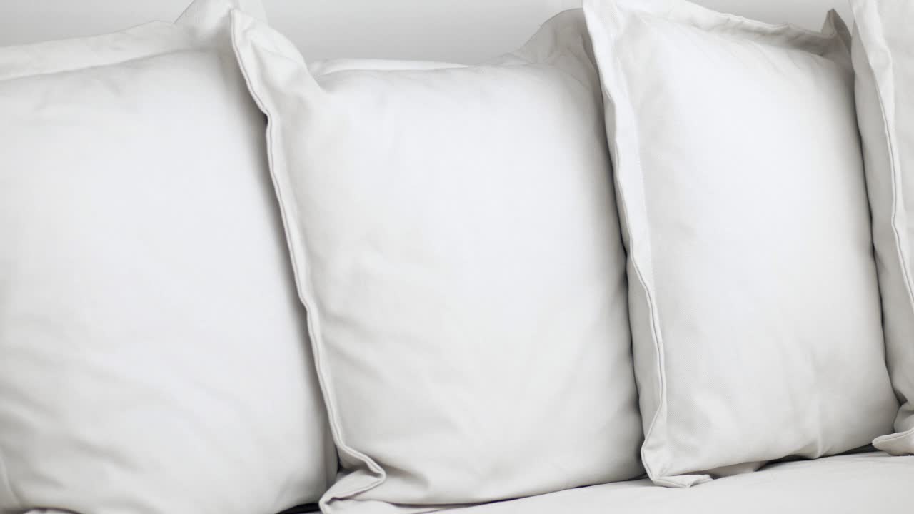 almohadas blancas en una cama