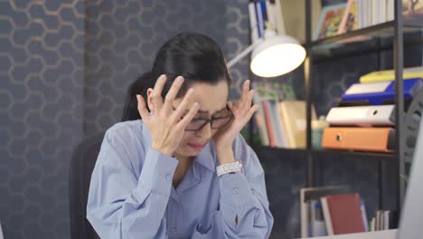 사무실에서 컴퓨터로 일하는 젊은 사업가 여성은 걱정입니다.